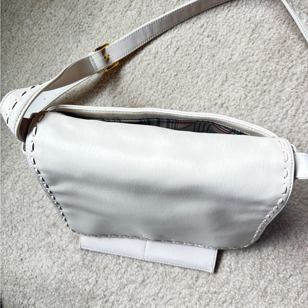 Liz Claiborne Cream cross body purse with Structured Design.